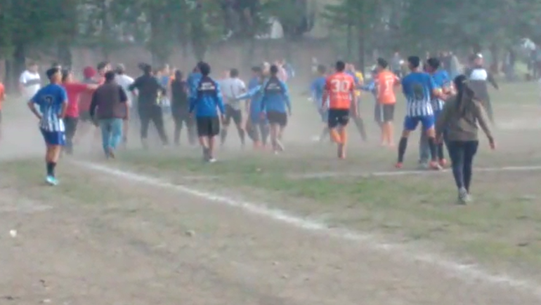 Video: una tremenda patada desató una batalla campal en Las Lajas