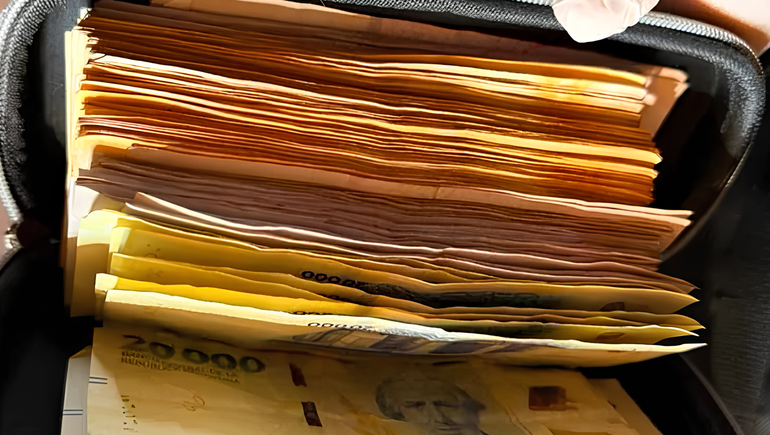 Una cartera con dinero también secuestraron en el operativo realizado en el barrio de General Roca. 