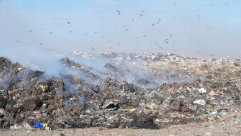 El basural a cielo abierto está colapsado y Tortoriello analizó diferentes alternativas. Desechó unirse a municipios rionegrinos para arrancar de cero.