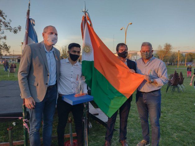 En Fernández Oro ya flamea su propia bandera