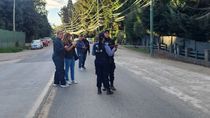 Personal policial detuvo a dos sospechosos luego de la balacera que se registró esta tarde en Bariloche. Foto: Gentileza.