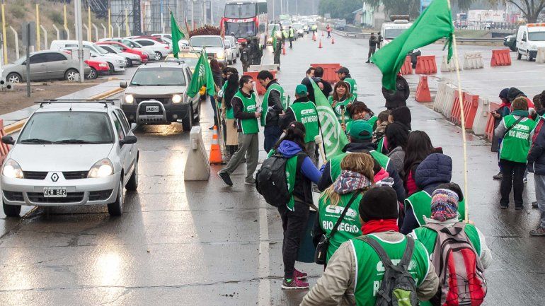 El bloqueo en la Ruta 22 de ayer afectó solo un carril por mano.