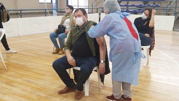 Weretilneck recibió la vacuna contra el COVID en Cipolletti