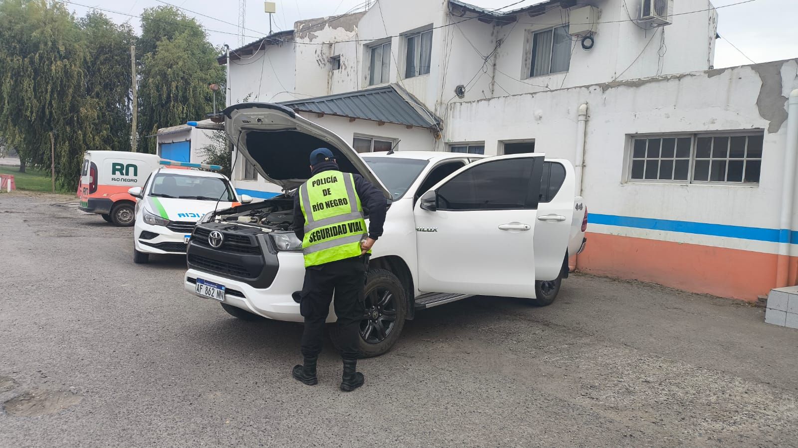 El Cuerpo de Seguridad Vial de Cipolletti identificó irregularidades en la patente de la camioneta Toyota Hilux.&nbsp;