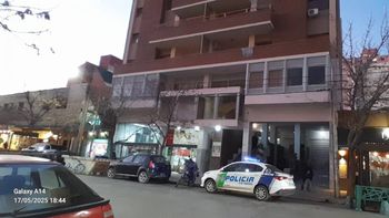 La policía se acercó al lugar del escándalo, donde una mujer amenazo con quitarse la vida. Foto Antonio Spagnuolo.