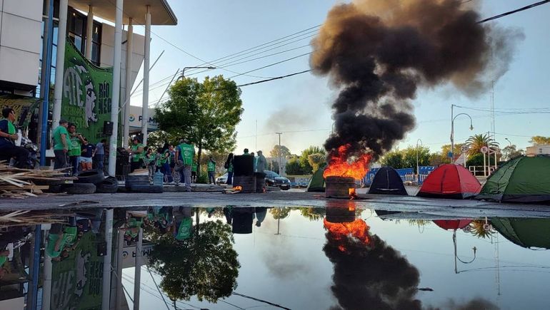 PAMI decidió desvincular a la titular de la agencia en El Bolsón y suspender a trabajadores por cerrar la oficina. Diputados peronistas cuestionaron la medida.