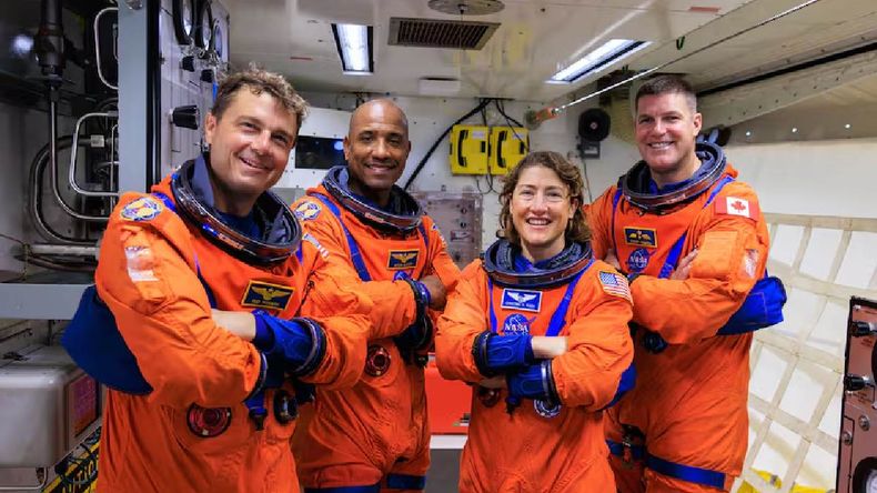 Reid Wiseman, Victor Glover, Christina Koch y Jeremy Hansen, los astronautas de Artemis II que viajará alrededor de la Luna.