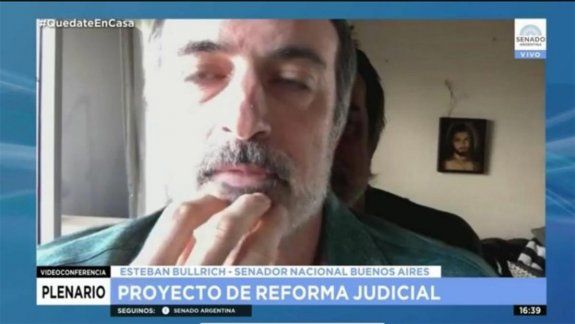 El papelón de Bullrich: usó una imagen para simular su presencia en la sesión