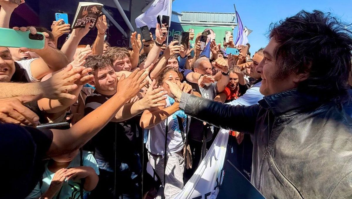 Tensión: Javier Milei suspendió su acto de campaña en Santa Fe por incidentes con detenidos
