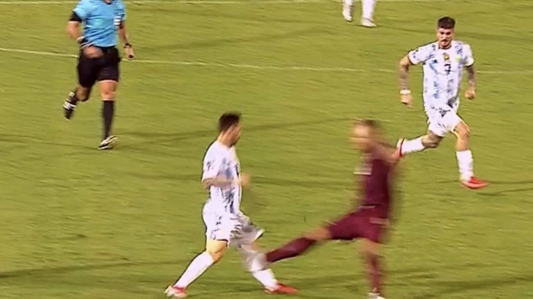 La patada criminal a Messi y los memes después del susto