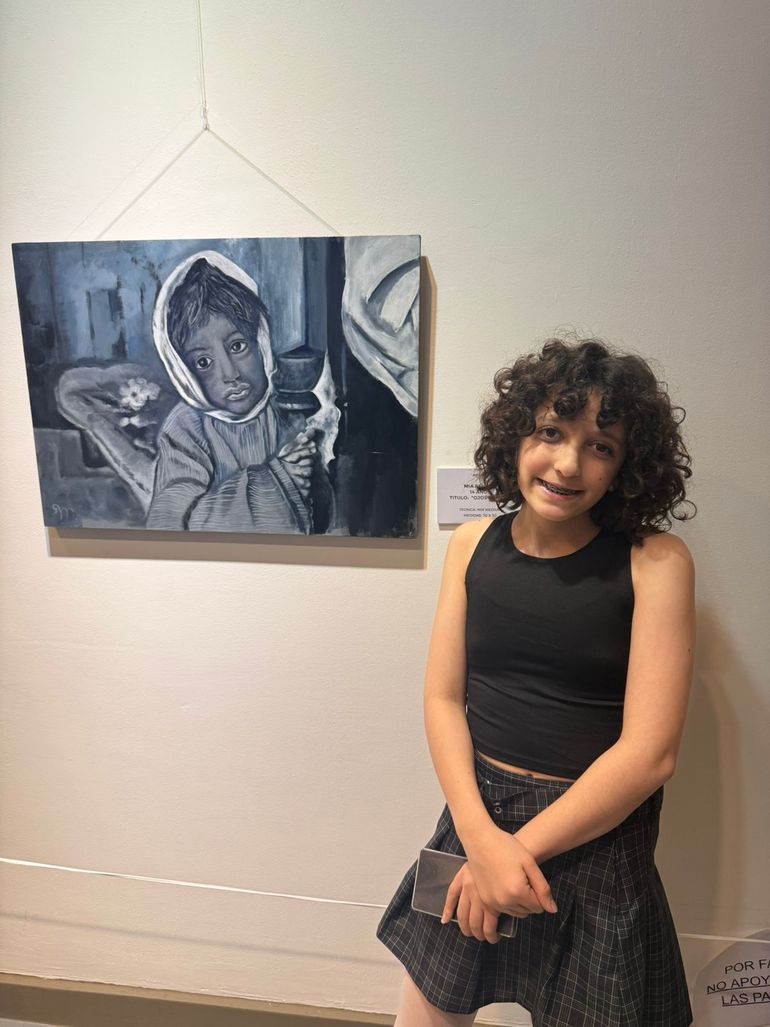  Mia Bellino, 14 años, con su obra 
