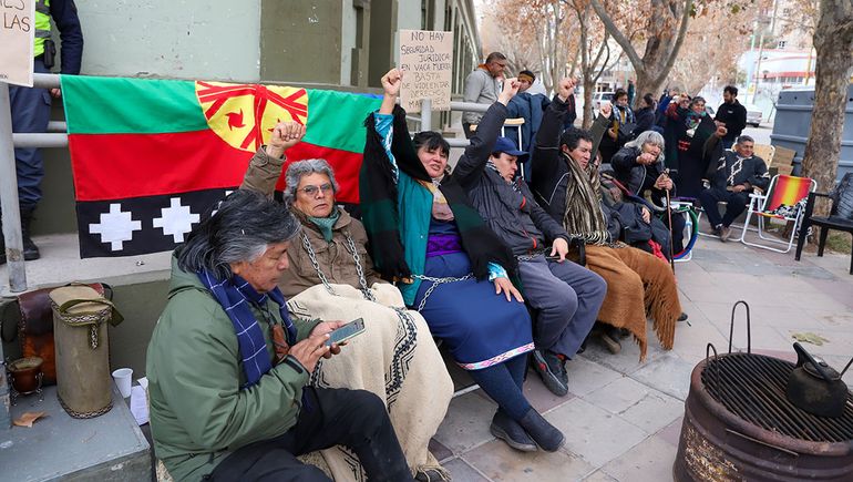 Tensión frente a Casa de Gobierno en Neuquén por desalojo a protesta mapuche: cuál era el reclamo