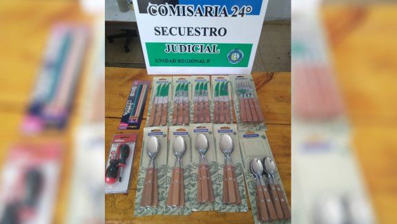 Mechera quiso abastecerse de cubiertos para la cocina