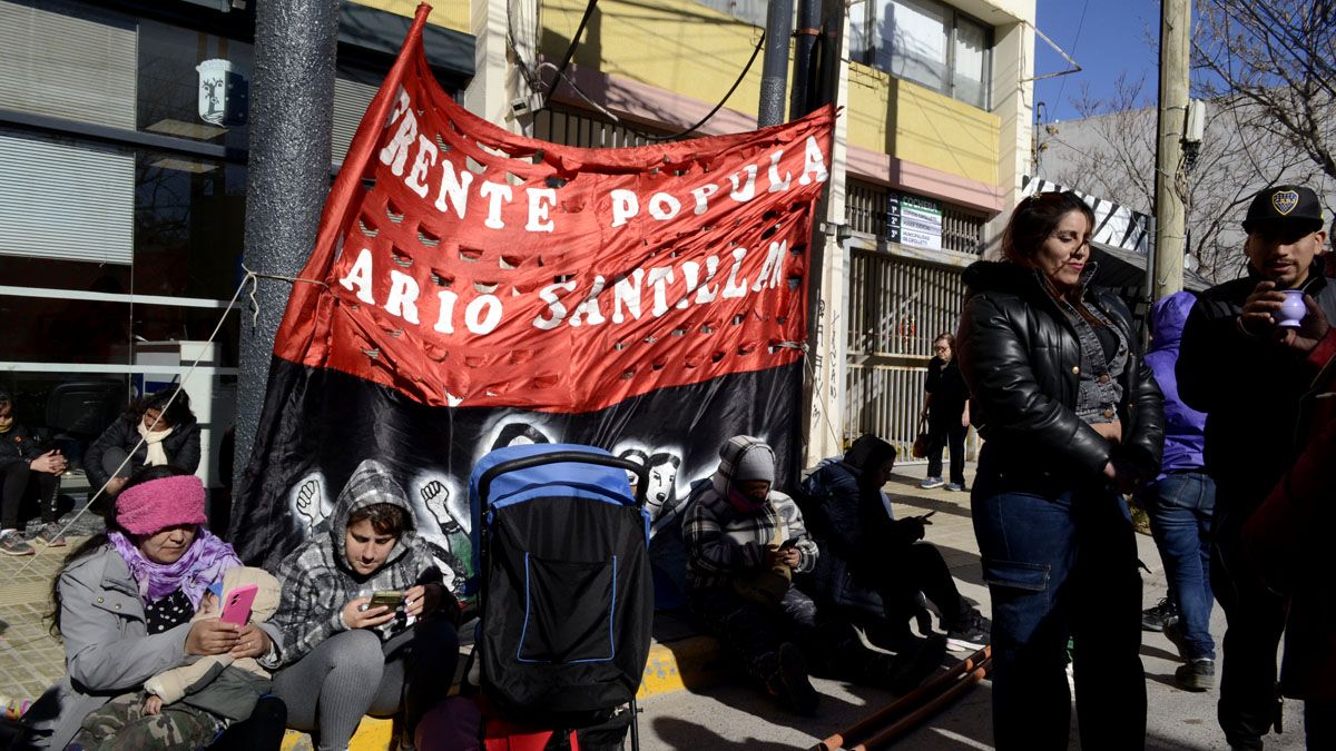 Un grupo de manifestantes del Movimiento Popular Darío Santillán reclamó esta mañana en el Municipio de Cipolletti.