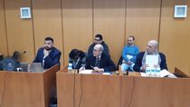 Los tres acusados de haber participado en el crimen y desaparición de Daniel Solano con sus abogados defensores. 