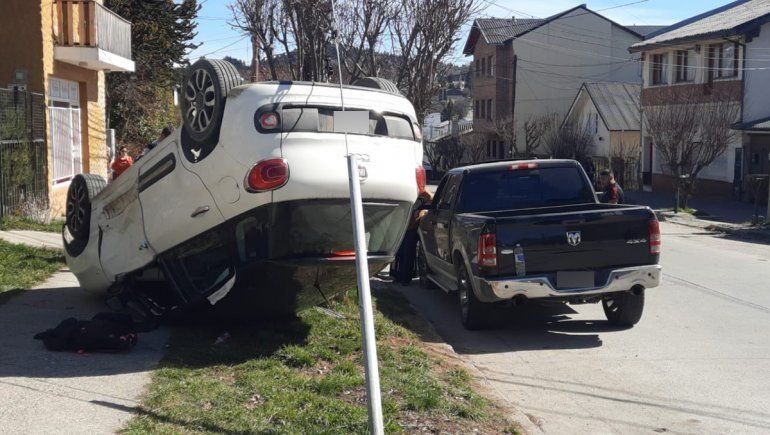 Impresionante choque y vuelco en Bariloche: quedó todo grabado