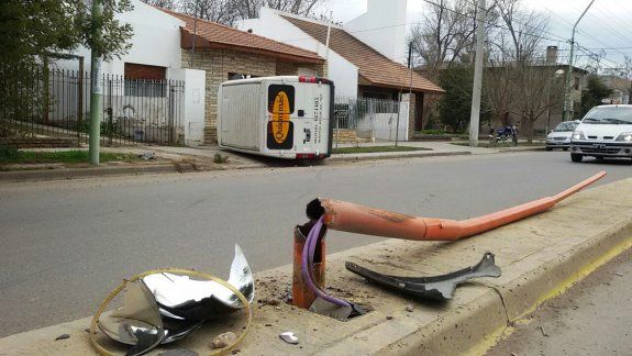 Chocó contra un poste de luz y terminó volcado en una vereda