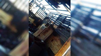 bomberos se encajaron en el barro y no llegaron a apagar el incendio