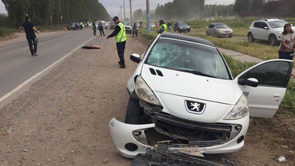 Un motociclista resultó gravemente herido tras chocar con un auto en la Ruta Chica