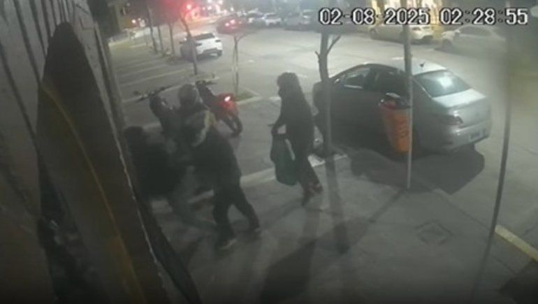 Cuatro motochorros entraron al comercio por un botín millonario en camperas de abrigo y accesorios.&nbsp;