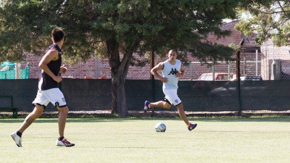 Jara pelea por un lugar entre los once, por la posición de primer marcador central, para formar dupla con Lamolla en el arranque de la Copa Argentina ante Sansinena, en la ciudad de General Cerri, el próximo domingo.