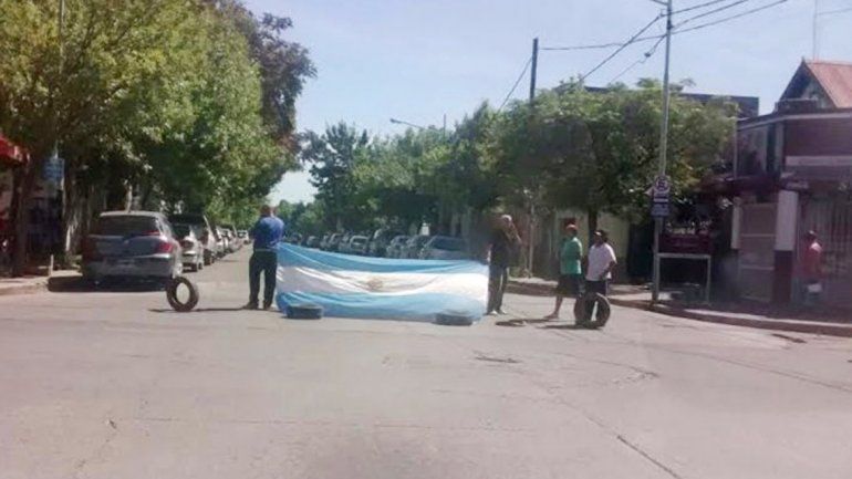 Los manifestantes cortaron el tránsito en 25 de Mayo y San Martín.