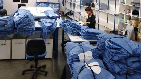 Salen a los hospitales los primeros camisolines descartables fabricados por la textil de Regina