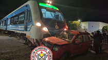 fuerte choque entre una camioneta y el tren del valle: matrimonio de 90 y 91 anos hospitalizado
