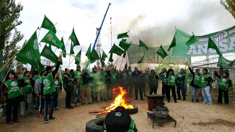 ATE bloquea los pozos petroleros de YPF en Allen
