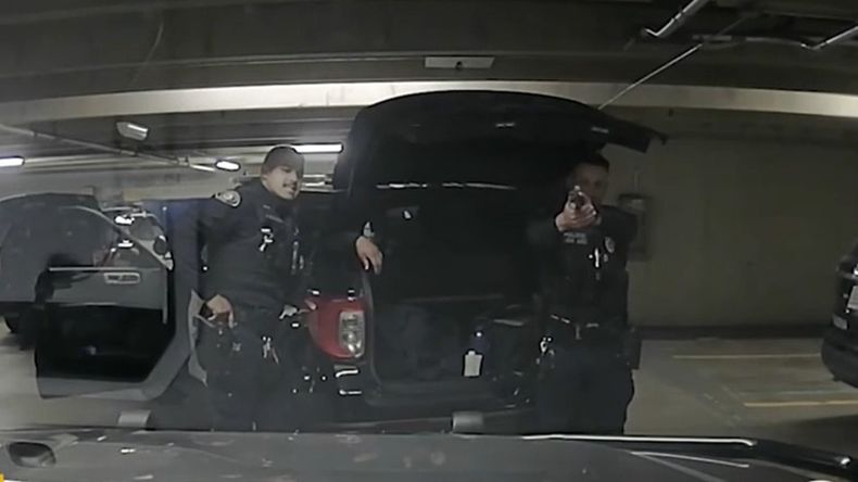 Uun policía baleó a un compañero y fue despedido en Estados Unidos. | LMCipolletti.com Uun policía baleó a un compañero y fue despedido en Estados Unidos.