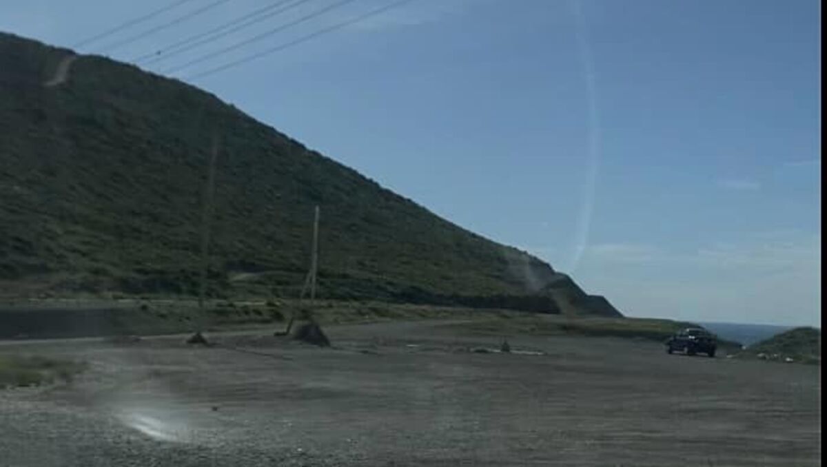 Comodoro Rivadavia: así se ve el cerro Chenque hoy. Del mástil solo quedó la carpeta de cemento.