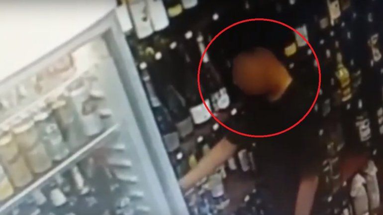 Entró a robar en una vinoteca y quedó todo grabado