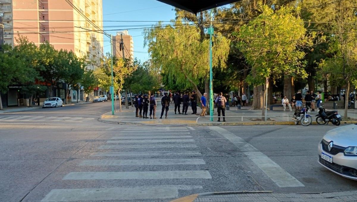 Un nuevo operativo de seguridad desplegaron policías en la plaza San Martín de Cipolletti para evitar peleas entre jóvenes que salen de los boliches.&nbsp;