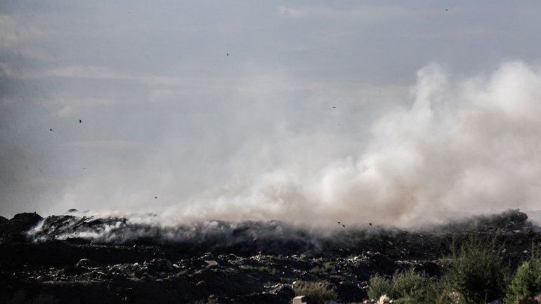 Gran incendio en el basural cubrió la ciudad de humo