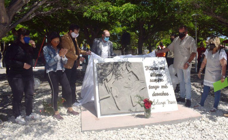El descubrimiento del monolito con el rostro de Solange
