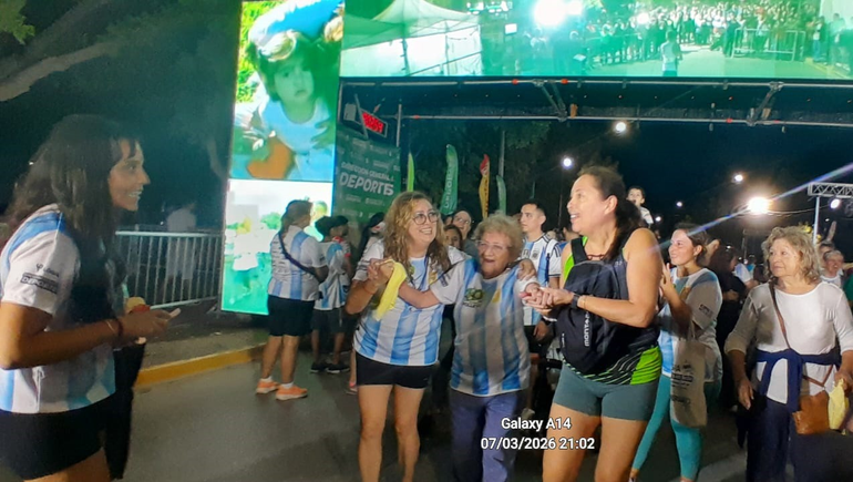 ¡Qué momento! La abuela María tras cruzar la meta en La Corrida de Cipolletti.