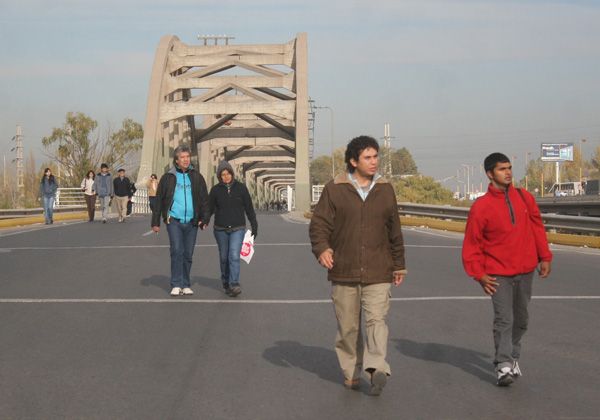 Corte parcial de los puentes carreteros
