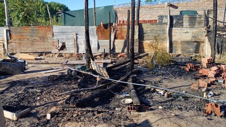 La vivienda de una de los supuestos autores del crimen de Aguirre fue incendiada por vecinos. 