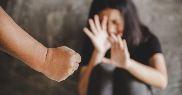 El hombre atacó a la hija de su pareja, cuando intentó defender a su madre. 