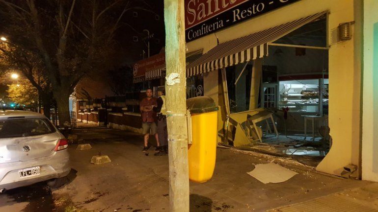 Borracho, chocó a tres autos estacionados y terminó adentro de una panadería