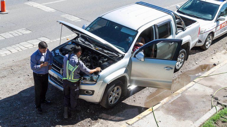 La camioneta Amarok fue objeto de una completa inspección por parte de los efectivos que trabajan en el Cuerpo de Seguridad Vial de Cipolletti.