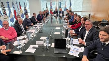 Los gobernadores presionan a Nación y los intendentes se suman al respaldarlos.
