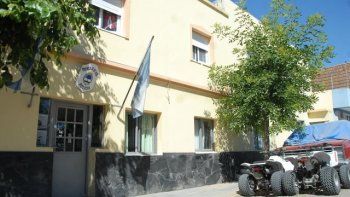 llamo por una fiesta ilegal y un policia la mando a dormir