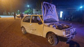 El Fiat Uno del hombre que protagonizó una riesgosa persecución policia. Había sido denunciado por violencia de género y violó la prohibición de acercamieto a su ex.&nbsp;