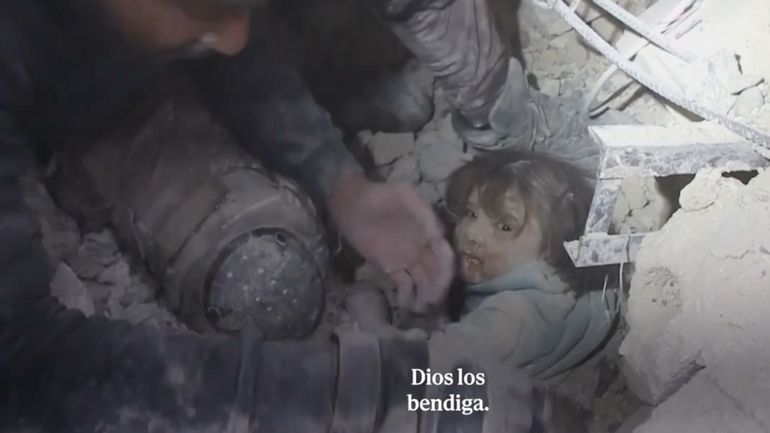 Milagro en Siria: rescatan a una beba que estuvo horas atrapada bajo los escombros