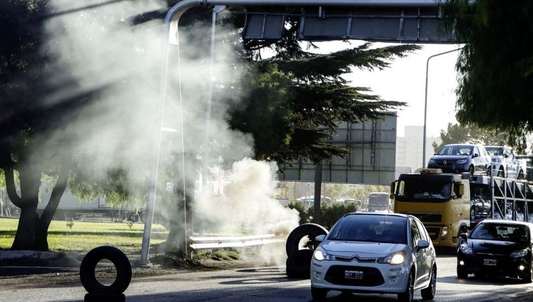 El paro de ATE por mejoras salariales incluy&oacute; una manifestaci&oacute;n en los puentes.