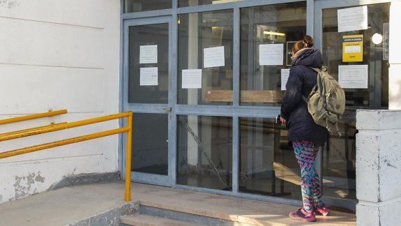 Cerró el correo: hay un caso de Covid-19 y otros cuatro sospechosos
