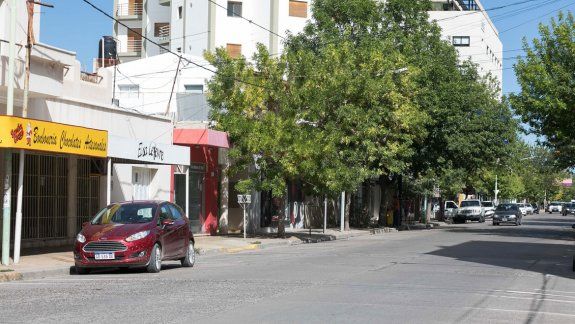 El estacionamiento vació de autos el centro de la ciudad.
