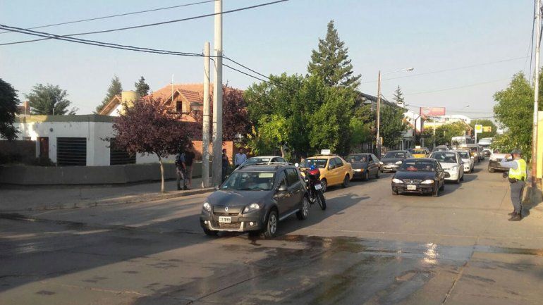 Auto fantasma: un vehículo sin conductor chocó a otro y causó caos en el centro oeste