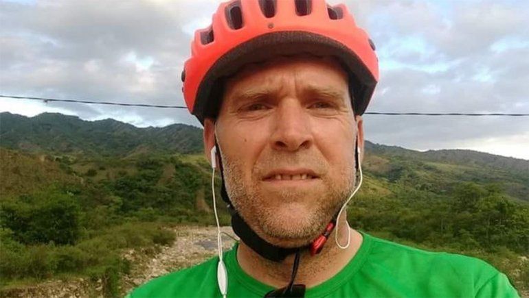 Prendieron fuego a un ciclista mientras circulaba por una ruta